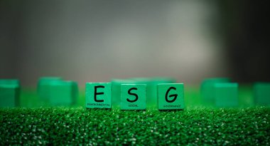 ESG çevre, sosyal ve yönetim kavramı. Sürdürülebilir şirket gelişimi. Ahşap küplerin kısaltması ESG yeşil doğa arka planında diğer ESG simgeleriyle birlikte duruyor. Boşluğu kopyala.