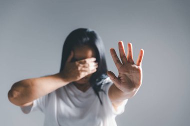 Kadınlara yönelik şiddeti ve cinsel istismarı durdurun. Kaçakçılıkla mücadele ve kadınlara yönelik şiddeti durdurun. Uluslararası Kadınlar. Kadınlara yönelik cinsel taciz ve tecavüz kavramı.