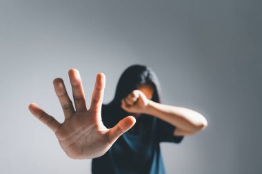 Kadınlara yönelik şiddeti ve cinsel istismarı durdurun. Kaçakçılıkla mücadele ve kadınlara yönelik şiddeti durdurun. Uluslararası Kadınlar. Kadınlara yönelik cinsel taciz ve tecavüz kavramı.