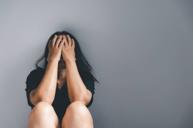 Depresyondaki genç kadın, aile içi şiddet ve tecavüz, köşede otururken dövülmüş ve tecavüze uğramış. Kadınlara yönelik cinsel taciz ve tecavüz kavramı.