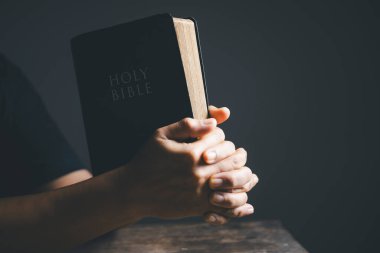 İncil konsepti olan Hristiyanlara tapmak. Evde ders çalışarak İncil 'i tutan genç bir kadın. Kilisede yetişkin bir Hıristiyan kadın kitap okuyor. Din maneviyatını öğrenen ve Tanrı 'ya dua eden bir kız..