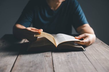 İncil konsepti olan Hristiyanlara tapmak. Evde ders çalışarak İncil 'i tutan genç bir kadın. Kilisede yetişkin bir Hıristiyan kadın kitap okuyor. Din maneviyatını öğrenen ve Tanrı 'ya dua eden bir kız..