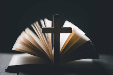 Ruhanilik, Din ve Umut kavramı. Kutsal İncil ve haç masanın üzerinde. Hristiyan Halkı İçin Tevazu, Dua, İnanç ve İnancın Sembolü.