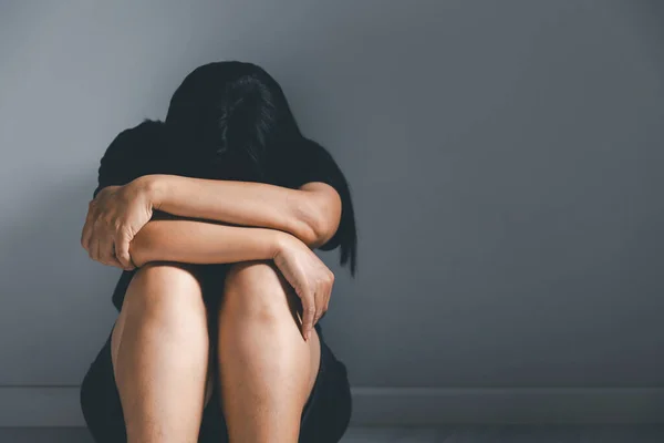 Jovem Deprimida Violência Doméstica Estupro Espancada Estuprada Sentada Canto Conceito — Fotografia de Stock