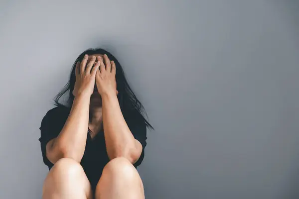 Junge Depressive Frau Häusliche Gewalt Und Vergewaltigung Geschlagen Und Vergewaltigt — Stockfoto