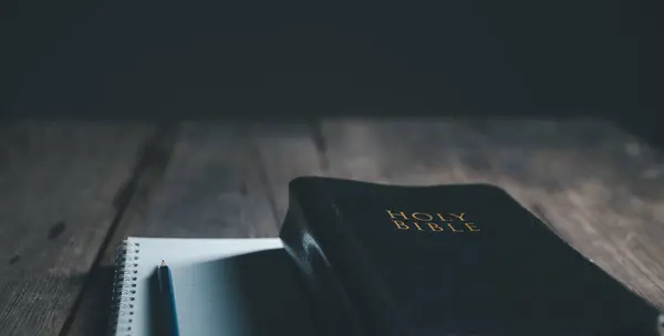 圣经上的木制桌子 带着笔记本和铅笔放在木制桌子上 在晨光下敬拜基督教 复制空间 — 图库照片