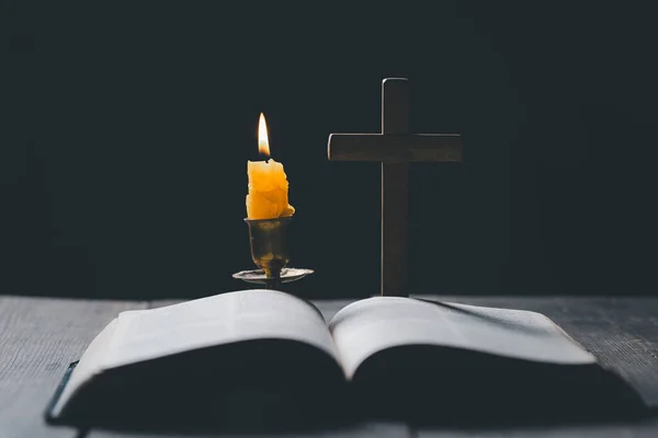 Światło Świeca Świętą Biblią Krzyż Lub Krucyfiks Starym Drewnianym Tle — Zdjęcie stockowe
