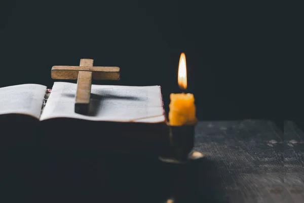 Steek Kaars Aan Met Heilige Bijbel Kruis Kruisbeeld Oude Houten — Stockfoto
