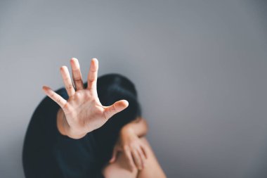 Kadınlara yönelik şiddeti ve cinsel istismarı durdurun. Kaçakçılıkla mücadele ve kadınlara yönelik şiddeti durdurun. Uluslararası Kadınlar. Kadınlara yönelik cinsel taciz ve tecavüz kavramı.