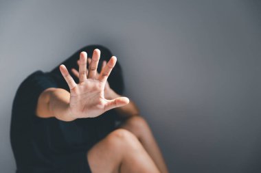 Kadınlara yönelik şiddeti ve cinsel istismarı durdurun. Kaçakçılıkla mücadele ve kadınlara yönelik şiddeti durdurun. Uluslararası Kadınlar. Kadınlara yönelik cinsel taciz ve tecavüz kavramı.