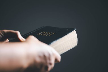İncil konsepti olan Hristiyanlara tapmak. Evde ders çalışarak İncil 'i tutan genç bir kadın. Kilisede yetişkin bir Hıristiyan kadın kitap okuyor. Din maneviyatını öğrenen ve Tanrı 'ya dua eden bir kız..