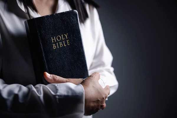 Adoração Cristã Com Conceito Bíblico Jovem Mulher Mão Segurando Bíblia — Fotografia de Stock