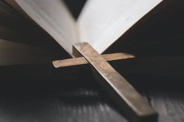 스러운 십자가 십자가가 촛불은 교회의 Cancanleloured Open Book Vintage Wood — 스톡 사진