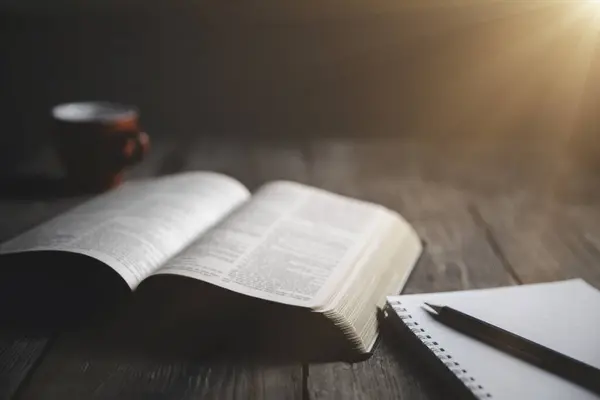 Offene Bibel Mit Einer Tasse Kaffee Zur Morgenandacht Auf Einem — Stockfoto