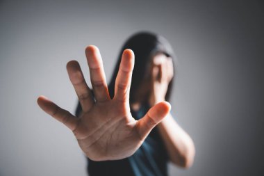 Kadınlara yönelik şiddeti ve cinsel istismarı durdurun. Kaçakçılıkla mücadele ve kadınlara yönelik şiddeti durdurun. Uluslararası Kadınlar. Kadınlara yönelik cinsel taciz ve tecavüz kavramı.