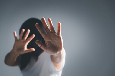 Kadınlara yönelik şiddeti ve cinsel istismarı durdurun. Kaçakçılıkla mücadele ve kadınlara yönelik şiddeti durdurun. Uluslararası Kadınlar. Kadınlara yönelik cinsel taciz ve tecavüz kavramı.