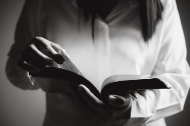 Din, inanç, ibadet konsepti kopyalama alanı: avuç içi dua eden siyah beyaz dua eden eller