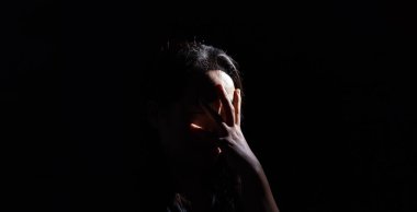 Kadınların kimliklerini gizlemek için anonimlik kavramı. Depresyon ya da aile içi şiddet. Yüzünü saklayan mutsuz kadın. Üzüntü ve can sıkıntısı. Kadın günü ya da kadın hakları. Stres sorunu. Şiddeti durdurun.