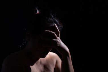 Kendini saklamaya ve savunmaya çalışan, kadınlara ve uluslararası kadınlara yönelik şiddeti durdurmaya çalışan genç bir kadın. Evde tecavüze uğrayan genç kadın, kadın cinsel istismarı, kadın aile içi şiddet ve istismar