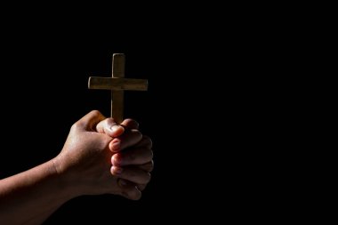 İsa 'nın elini tutan kadın karanlık arka planda dua ediyor. Dişi Hristiyanlar Tanrı 'ya inançla taparlar. Hıristiyan kız meditasyonu ve İsa adına dua. Hıristiyanlık dini kavramı.