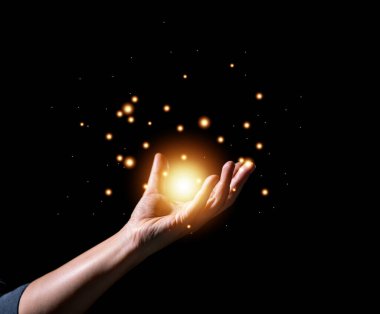 Kadın eli koyu arka planda dua ediyor. Dişi Hristiyanlar Tanrı 'ya inançla taparlar. Hıristiyan kız meditasyonu ve İsa adına dua. Hıristiyanlık dini kavramı.