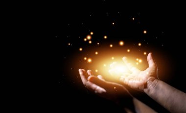 Kadın eli koyu arka planda dua ediyor. Dişi Hristiyanlar Tanrı 'ya inançla taparlar. Hıristiyan kız meditasyonu ve İsa adına dua. Hıristiyanlık dini kavramı.