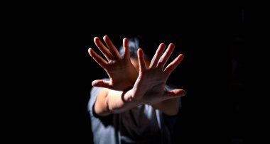 Cinsel istismar kavramını durdurun, kadınlara karşı şiddeti durdurun, uluslararası kadın gününü durdurun. Cinsel istismardan kaynaklanan korku ve depresyonlu kadın stresi. İnsan ağlama depresyonu bir suç kurbanı olmaktan.