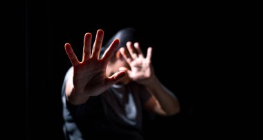 Cinsel istismar kavramını durdurun, kadınlara karşı şiddeti durdurun, uluslararası kadın gününü durdurun. Cinsel istismardan kaynaklanan korku ve depresyonlu kadın stresi. İnsan ağlama depresyonu bir suç kurbanı olmaktan.