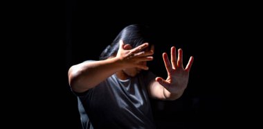 Cinsel istismar kavramını durdurun, kadınlara karşı şiddeti durdurun, uluslararası kadın gününü durdurun. Cinsel istismardan kaynaklanan korku ve depresyonlu kadın stresi. İnsan ağlama depresyonu bir suç kurbanı olmaktan.