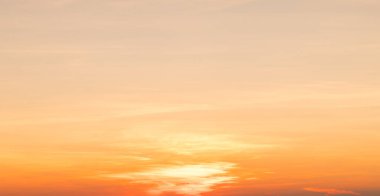 Muhteşem panoramik gündoğumu ya da yumuşak renkli bulutlu günbatımı gökyüzü. Uzun panorama, kopyalama alanı olan pankart.