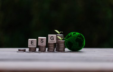 Çevreye, topluma, yönetime yatırım. ESG Endüstriyel Yatırım. Yeşil enerji yerine altın sikkeler büyüyor. ESG Ortak Fonları Tasarruf Konsepti, Sürdürülebilir İş.