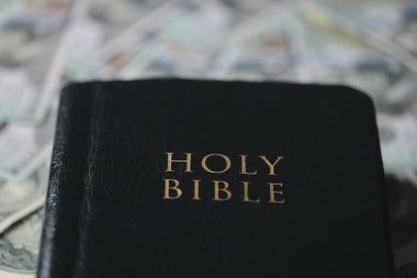 Onda bir ya da onda bir, İncil 'in bize ilk meyvenin onda birini Tanrı' ya vermeyi öğrettiği temeldir. Kutsal İncil 'li sikkeler. Kilisede Hıristiyanlık, cömertlik ve vergi verme kavramı..