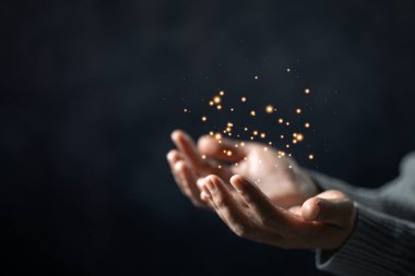 Hristiyan hayatı, Tanrı 'ya dua etmek. Daha iyi bir hayat dilemek için Tanrı 'ya dua et. Kadın elleri İncil 'le Tanrı' ya dua ediyor. Bağışlanmak için yalvarıyor ve iyiliğe inanıyordu..