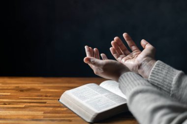 Hristiyan hayatı, Tanrı 'ya dua etmek. Daha iyi bir hayat dilemek için Tanrı 'ya dua et. Kadın elleri İncil 'le Tanrı' ya dua ediyor. Bağışlanmak için yalvarıyor ve iyiliğe inanıyordu..