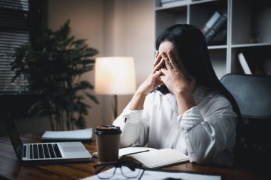 İş yerindeki depresyon ve stresle mücadele eden bir kadın, profesyonellerin karşılaştığı zorlukları vurguluyor. Bu görüntü, akıl sağlığının şirket ortamındaki çalışanlar üzerindeki etkisini yansıtıyor..