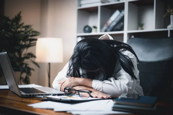 Μια Γυναίκα Μάχεται Την Κατάθλιψη Και Άγχος Στο Χώρο Εργασίας Εικόνα Αρχείου