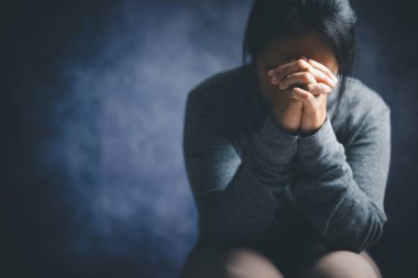 Hristiyan hayatı, Tanrı 'ya dua etmek. Tanrı 'nın kutsaması için dua eden bir kadın daha iyi bir hayata sahip olmak için. Kadın elleri İncil 'le Tanrı' ya dua ediyor. Bağışlanmak için yalvarıyor ve iyiliğe inanıyordu..