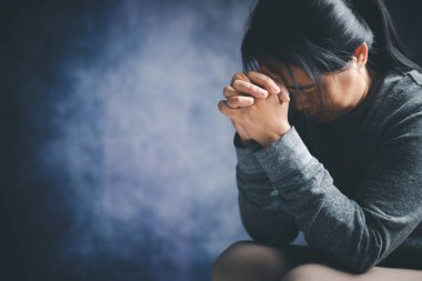 Hristiyan hayatı, Tanrı 'ya dua etmek. Tanrı 'nın kutsaması için dua eden bir kadın daha iyi bir hayata sahip olmak için. Kadın elleri İncil 'le Tanrı' ya dua ediyor. Bağışlanmak için yalvarıyor ve iyiliğe inanıyordu..