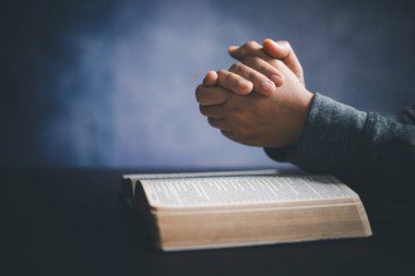 Hristiyan hayatı, Tanrı 'ya dua etmek. Tanrı 'nın kutsaması için dua eden bir kadın daha iyi bir hayata sahip olmak için. Kadın elleri İncil 'le Tanrı' ya dua ediyor. Bağışlanmak için yalvarıyor ve iyiliğe inanıyordu..