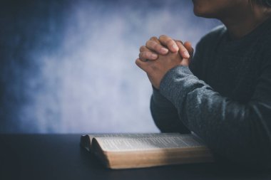 Hristiyan hayatı, Tanrı 'ya dua etmek. Tanrı 'nın kutsaması için dua eden bir kadın daha iyi bir hayata sahip olmak için. Kadın elleri İncil 'le Tanrı' ya dua ediyor. Bağışlanmak için yalvarıyor ve iyiliğe inanıyordu..