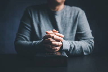 Hristiyan hayatı, Tanrı 'ya dua etmek. Tanrı 'nın kutsaması için dua eden bir kadın daha iyi bir hayata sahip olmak için. Kadın elleri İncil 'le Tanrı' ya dua ediyor. Bağışlanmak için yalvarıyor ve iyiliğe inanıyordu..