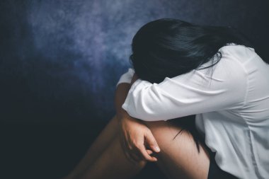 Kadınlara karşı şiddeti durdurun, Uluslararası Kadınlar Günü. Depresyondaki genç kadın, aile içi şiddet ve tecavüz, köşede otururken dövülmüş ve tecavüze uğramış..