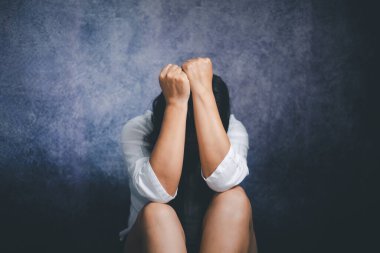 Kadınlara karşı şiddeti durdurun, Uluslararası Kadınlar Günü. Depresyondaki genç kadın, aile içi şiddet ve tecavüz, köşede otururken dövülmüş ve tecavüze uğramış..