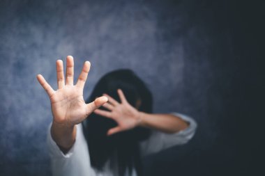 Kadınlara karşı şiddeti durdurun, Uluslararası Kadınlar Günü. Depresyondaki genç kadın, aile içi şiddet ve tecavüz, köşede otururken dövülmüş ve tecavüze uğramış..