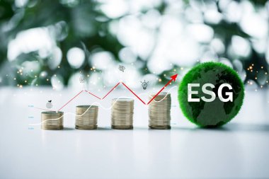 Yeşil iş, finans ve sürdürülebilirlik yatırımı kavramı. Tohumların üzerinde büyüyen gümüş paralar ve simgeler var. Karbon kredisi. ESG, Co2, NetZero.