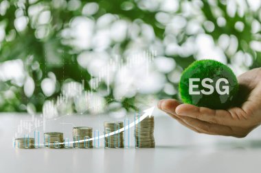 Yeşil iş, finans ve sürdürülebilirlik yatırımı kavramı. Tohumların üzerinde büyüyen gümüş paralar ve simgeler var. Karbon kredisi. ESG, Co2, NetZero.