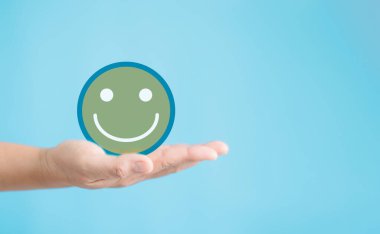 Çalışan el ele gülen surat, olumlu düşünce, sonuç zihinsel sağlık değerlendirmesi, iyi geri bildirim değerlendirmesi ve olumlu müşteri değerlendirmesi, memnuniyet anketi, dünya akıl sağlığı günü konsepti