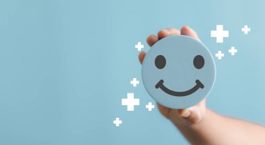 Çalışan el ele gülen surat, olumlu düşünce, sonuç zihinsel sağlık değerlendirmesi, iyi geri bildirim değerlendirmesi ve olumlu müşteri değerlendirmesi, memnuniyet anketi, dünya akıl sağlığı günü konsepti