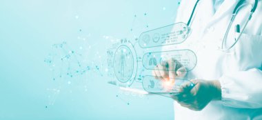 Dijital tablet üzerindeki modern sanal ekran arayüzü, stetoskop, tıp doktoru ekibi toplantısı ve analizi ile beyin testleri sonuçlandı. Tıbbi teknoloji ağ bağlantısı kavramı