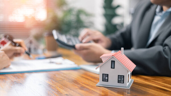 Explain and present information about home and mortgage purchases. Real estate agents bid homes in the project to explain in detail to clients. taxes and profits to invest in real estate concept.